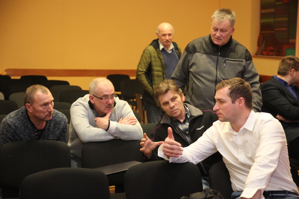 Gan publiskās, gan individuālās diskusijās uz interesentu jautājumiem atbildes zināja Alūksnes pašvaldības aģentūras “Alja” direktors Māris Lietuvietis (no labās), kuram ir liela pieredze ūdeņu apsaimniekošanā.
Autors: Gatis Bogdanovs