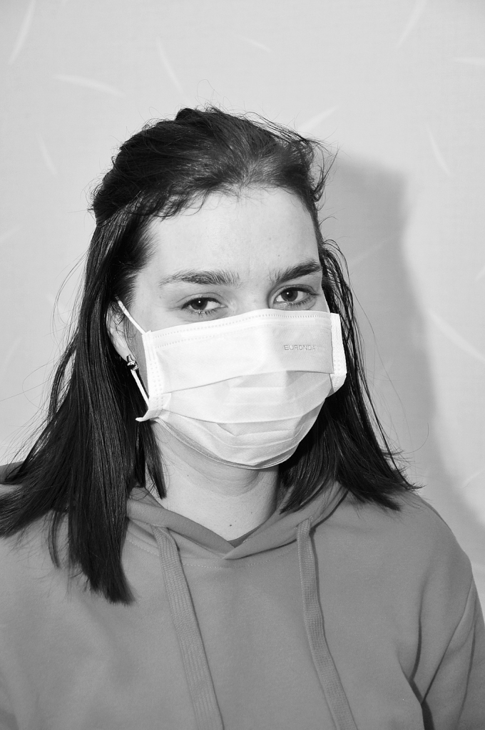 Ja ceļojuma laikā vai 14 dienas pēc tā parādās simptomi, kas norāda uz elpošanas ceļu slimībām – ir paaugstināta ķermeņa temperatūra, klepus, apgrūtināta elpošana –, nepieciešams vērsties pēc medicīniskās palīdzības un informēt ārstu arī par braucienu. Noteikti nepieciešams lietot ķirurģisko masku, lai neapdraudētu citus.
Autors: Dainis Ģelzis