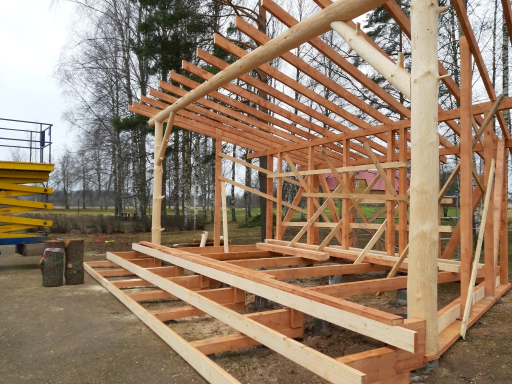 “DabasZāle” top ātri, fotogrāfēts - pirms nedēļas, tagad jau tapušas sienas, drīz būs jumts. 
Autors: Ginta Alberte