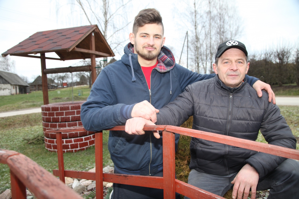 “Sports norūda un padara stiprus gan lielos, gan mazos,” sportiskās aktivitātes Aivara Blauva (no labās) dzīvē ieņem būtisku vietu. Tas vienojis un devis daudz vērtīgu kopā pavadīto mirkļu arī ar abiem dēliem - Normundu un Armandu. Attēlā nav Normunda, bet viņu mēs kopā ar brāli ieraudzīsim jau 20. februārī TV3 šovā “Lauku sēta”, kur viņi kopā ar vēl desmit citiem puišiem no Latvijas cīnīsies par galveno balvu - 7000 eiro jauna jumta iegādei. 	
Autors: Gatis Bogdanovs