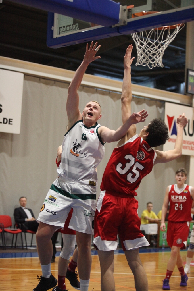 Gulbeniešiem ar iespaidīgu “double double:” izcēlās Roberts Mednis kurš guva 21 punktu un izcīnīja 18 atlēkušās bumbas. 
Autors: Gatis Bogdanovs