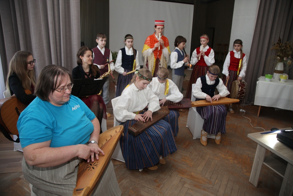 Rankas pamatskolas skolēnu pašpārvalde un folkloras kopa “Dzīpariņi” realizēja projektu “Mirdzēt mirdz vainadziņš”. Ar “Satekas” finansiālu atbalstu folkloras kopas dalībniecēm ir izgatavoti meiteņu sienamie vainadziņi un Cesvaines zīļu vainagi, jo pie tērpiem vajadzēja vainadziņus. Folkloras kopa “Satekas” mazo projektu konkursa “Paaudze paaudzē” noslēguma pasākumā ar prieku demonstrēja ne tikai izgatavotos vainadziņus, bet arī muzicēja.  	
Autors: Gatis Bogdanovs