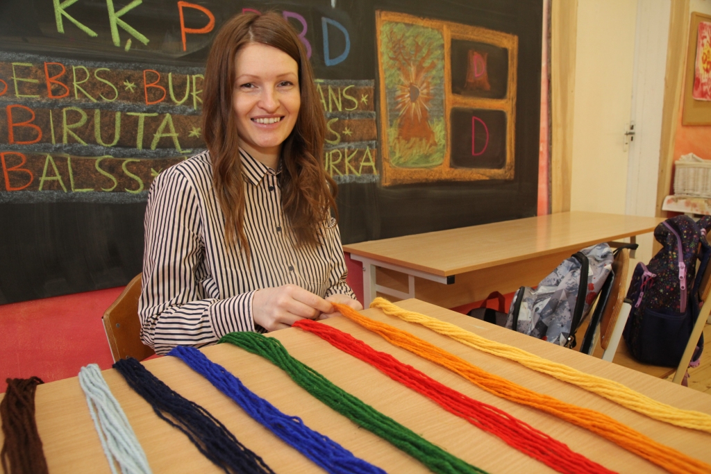 Rūta Avota stāsta, ka Valdorfskolā, gaidot ciemiņus no Gulbenes 3.bērnudārza, ir sagatavoti dzijas pavedieni, lai kopā ar bērniem gatavotu īpašas pīnītes.	
Autors: Gatis Bogdanovs