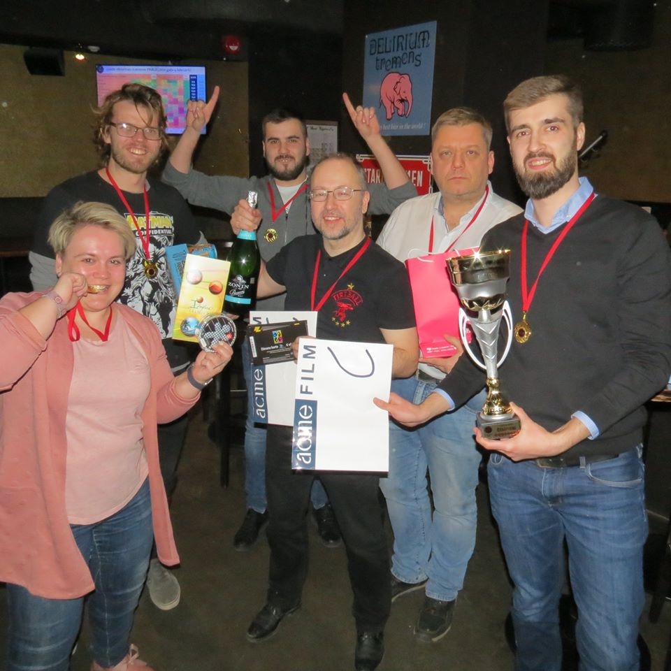 Fināla uzvarētāji un galvenās balvas – “Impro” dāvanu kartes 400 eiro vērtībā ieguvēji (no kreisās): Tīna Koha-Rasa, Matīss Seleckis, Raivis Ogorodovs, Gints Rasa, Edgars Apse un Nauris Ogorodovs. 
Autors: no personiskā arhīva