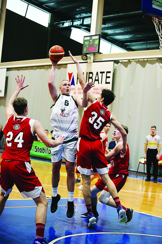 Gulbeniešiem ar iespaidīgu “double-double” izcēlās Roberts Mednis, kurš guva 21 punktu un izcīnīja 18 atlēkušās bumbas. 		
Autors: Gatis Bogdanovs