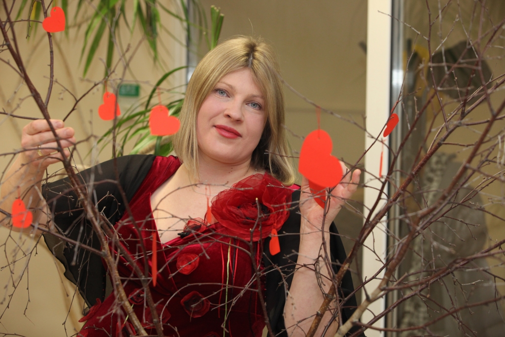 Latvieši savā būtībā ir noslēgti, sevī ierāvušies, bet vairāku televīzijas šovu dalībniece Magone Šutoviene izaicina tautiešus būt atklātiem. Viņa pati atļaujas atklāt savas jūtas. Magone ir drosmīga, nesamākslota, sirsnīga un sievišķīga. Viņa ārda sabiedrības standarta uztveri par šablonisku domāšanu. Viņa ir brīva sieviete. Brīva savās domās, vārdos. Brīva kā dzeja. Pavisam drīz pie lasītājiem nonāks arī viņas dzejas grāmata “Magoņu čuksti”. Magone ir izglītota, beigusi studijas Latvijas Universitātē Filoloģijas fakultātē. Klausoties viņā, stereotipi, kādi par viņu radīti sabiedrībā un sociālajā vidē, zūd. 	
Autors: Gatis Bogdanovs