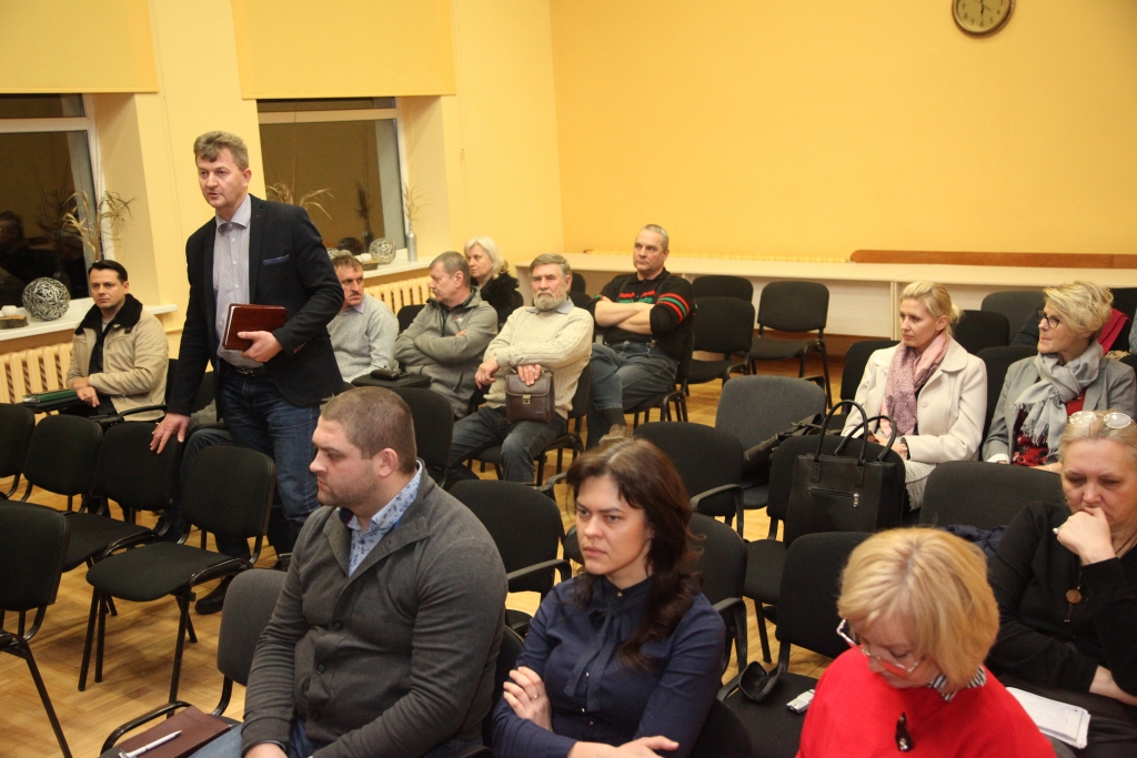 Daudzi nezināja. Par šo SIA “Pilsētvides serviss” rīkoto tikšanos ar iedzīvotājiem Gulbenē informācija nebija izziņota pietiekami plaši, tāpēc daudzus nesasniedza. Galvenokārt ieradās pašvaldības darbinieki. 	
Autors: Gatis Bogdanovs