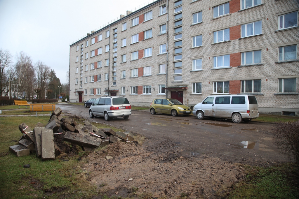 Gulbenē daudzdzīvokļu māju pagalmi pamazām pārvēršas par automašīnu stāvvietām, ja vien izdodas panākt saskaņojumu ar novada pašvaldības būvvaldi. 	
Autors: Gatis Bogdanovs
