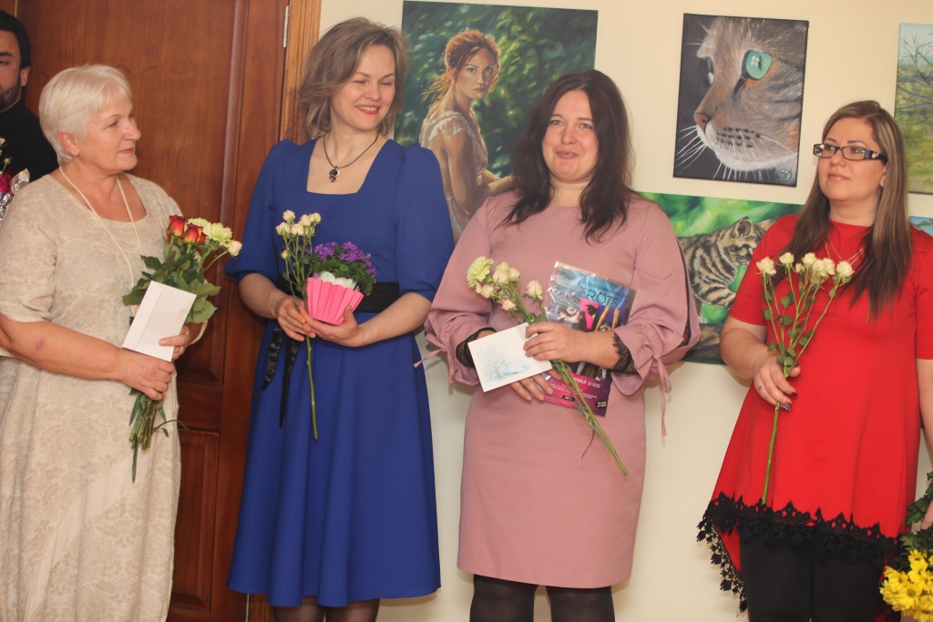 Beļavas tautas namā atkal skatāma patiesi skaista izstāde. Darbus, kuri priecē acis, radījuši Beļavas mākslas studijas “Krāsu prieks” dalībnieki.   
Autors: Gatis Bogdanovs