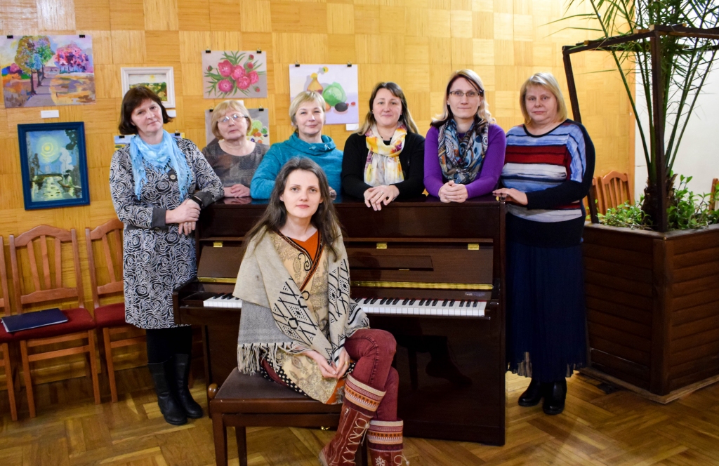 “Menoras” dalībnieces (no kreisās): Inguna Bleive, Velta Ozoliņa, Elita Švarcburga-Caune, Mārīte Kļaviņa, Aiga Loseva un Mārīte Baltiņa, priekšplānā ansambļa vadītāja Linda Hamfrīsa. 	
Autors: Renāte Beāte Ozoliņa