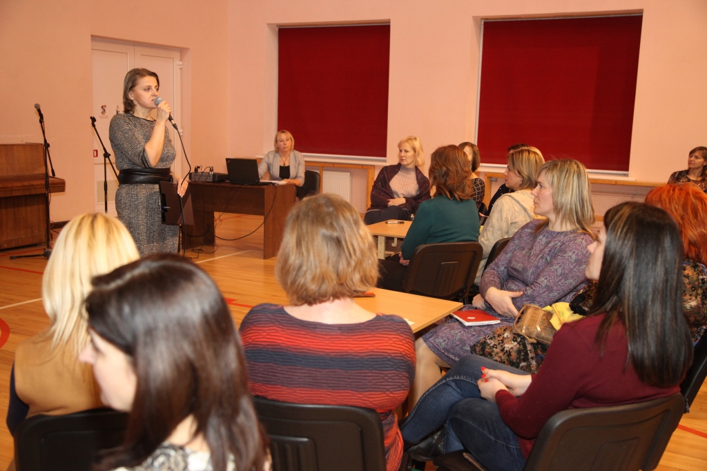 Gulbenes 2.vidusskolas padome gaida atbildes uz saviem jautājumiem no Izglītības pārvaldes vadītājas Edītes Kanaviņas. 
Autors: no “Dzirksteles” arhīva