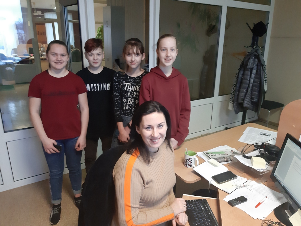 Melisa Borisanova, Viesturs Kulakovs, Madara Balode un Dina Holomkova “Dzirksteles” redakcijā vēroja, kā strādā redakcijas žurnālisti un fotogrāfs. 
Autors: Ginta Alberte