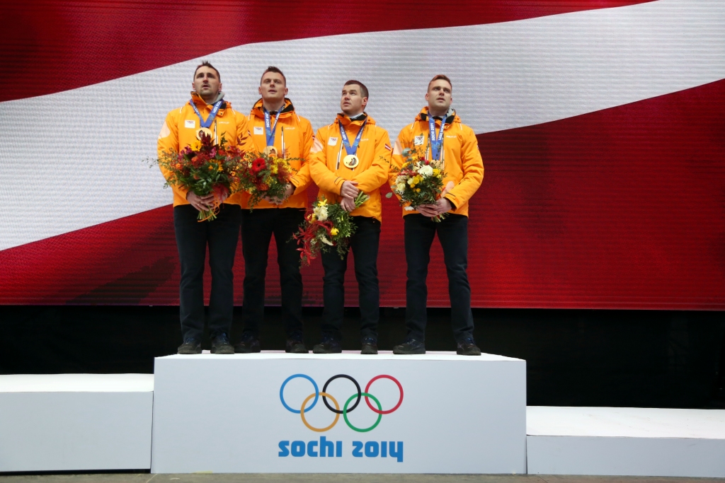 Esot klāt vairākiem tūkstošiem līdzjutēju, mūsu bobslejistiem Oskaram Melbārdim (no kreisās), Daumantam Dreiškenam, Arvim Vilkastem un Jānim Strengam tika pasniegtas Soču Olimpisko spēļu zelta medaļas. 	
Autors: Edijs Pālens (“Leta”)