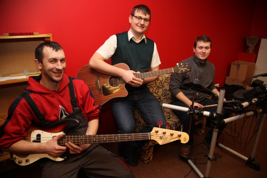 Katru nedēļu grupas “Saburzīts, bet solīds” mūziķi Vitālijs Pavelčuks (no kreisās), Krišjānis un Dāvis Upāni tiekas mēģinājumos, tāpēc ir gatavi piedalīties Gulbenes dzimšanas dienas svinību programmā. 
Autors: Gatis Bogdanovs