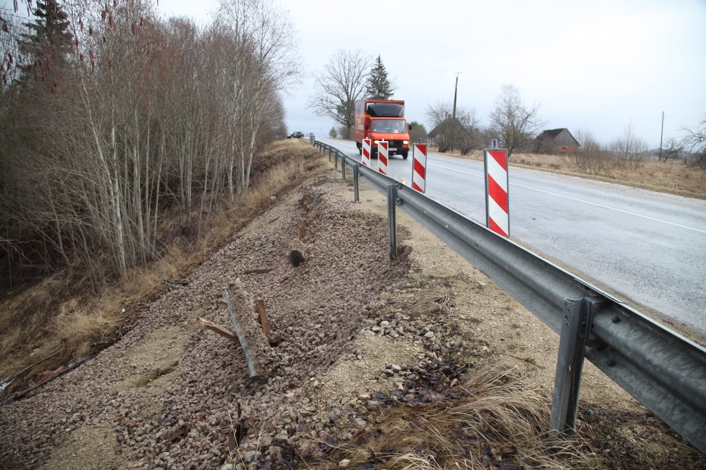 Viena no riska zonām. Pie Robežkalna turpinās grunts noslīdējums - ceļš ir apdraudēts.  
Autors: Gatis Bogdanovs