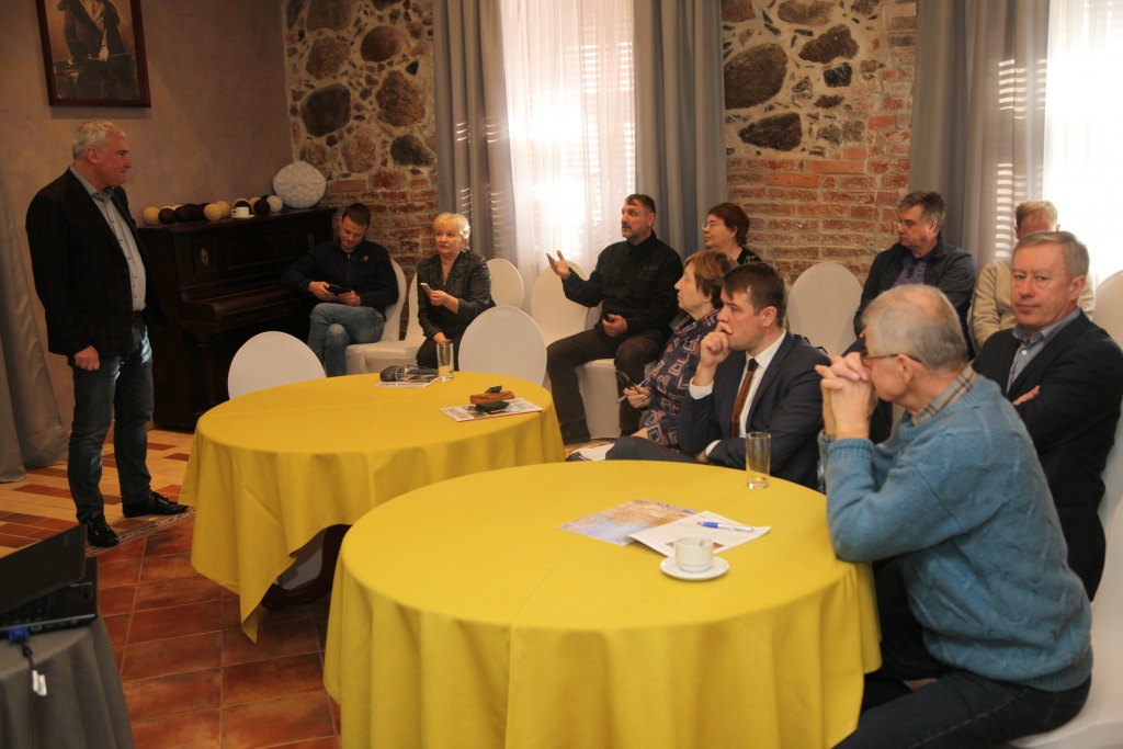 SIA “Avoti SWF” mēbeļu ražotne ir lielākā Baltijā, tāpēc saprotams, ka tās īpašnieka Ulda Misiņa atziņās vērīgi ieklausījās diskusijas dalībnieki. 
Autors: Gatis Bogdanovs