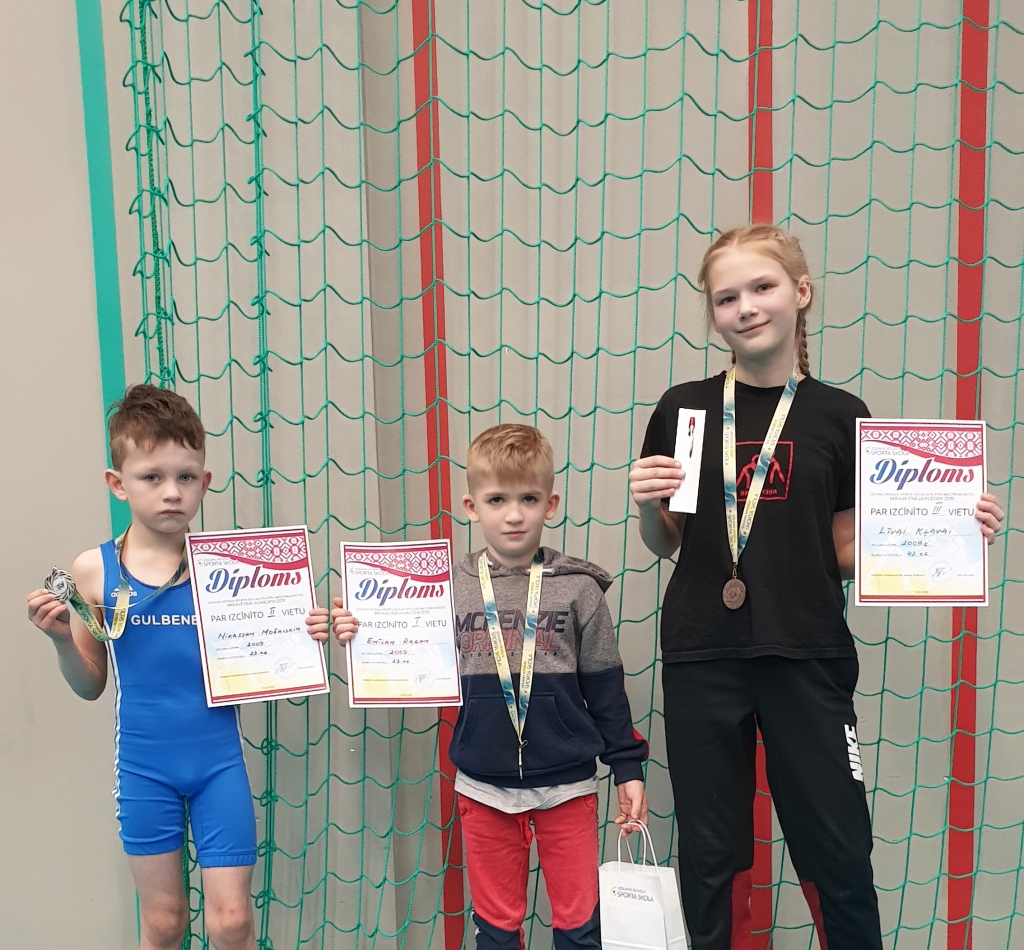 Priecīgi par paveikto sacensībās ir Nikass Možaiskis (no kreisās), Emīls Rags un Līva Kļava.  
Autors: no personiskā arhīva