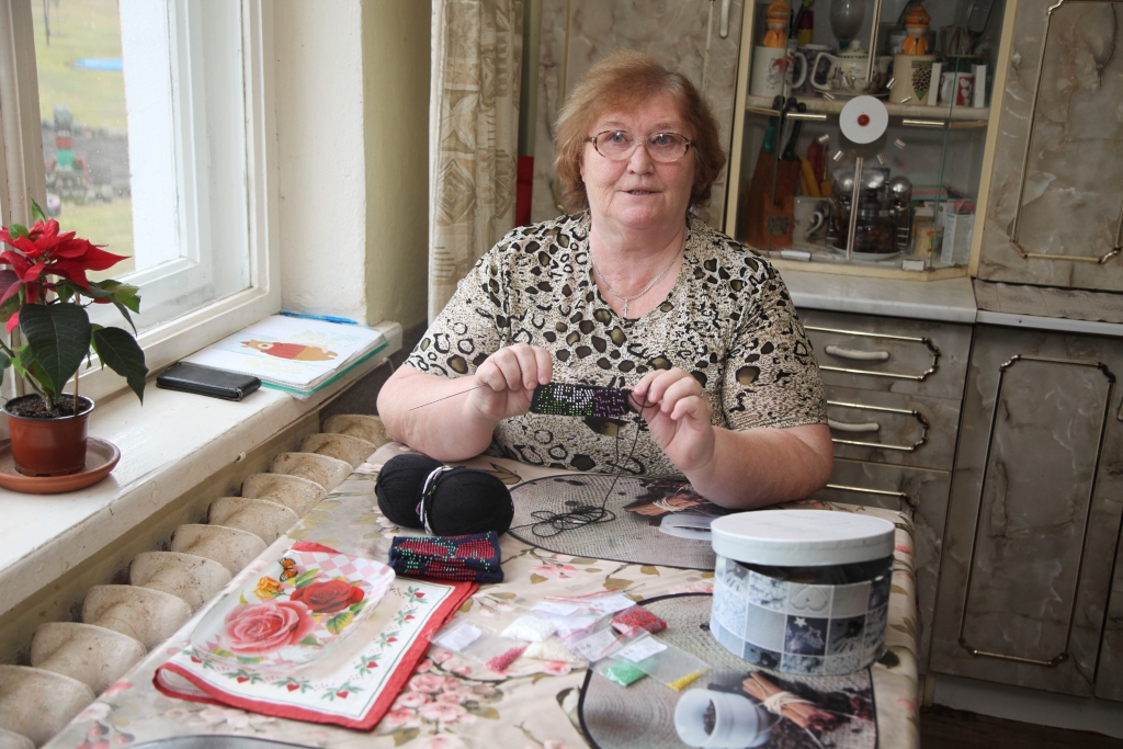 “Sev es vēl neesmu uzadījusi maučus. Apskatos rakstu un domāju: jā, šo adīšu sev, bet tad, kad iznāk galarezultāts, saprotu, ka tas tomēr nebūs man,” saka Dzintra Popa.  
Autors: Gatis Bogdanovs