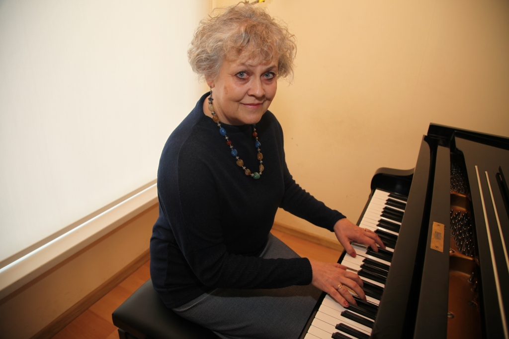 Ivetu Putniņu kā klavierspēles skolotāju ir iemīļojuši daudzi novada audzēkņi un viņu vecāki. Gulbenes mūzikas skolā viņa strādā jau trīsdesmit astoņus gadus. 
Autors: Gatis Bogdanovs