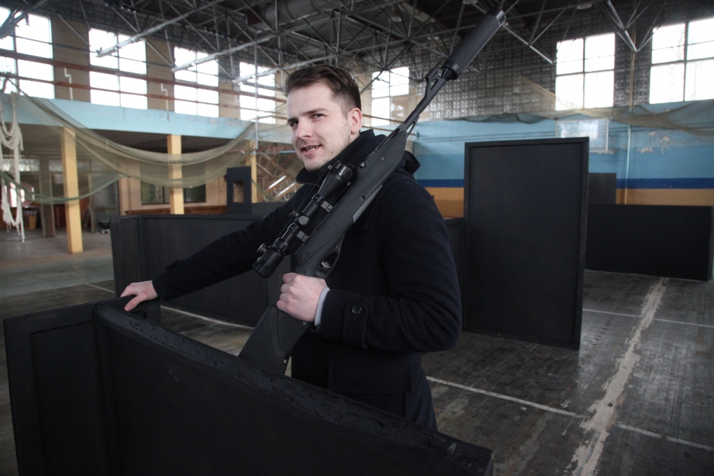 Šobrīd Šķieneru sporta nama telpās ir iekārtojies Renārs Biezais, kurš sācis savu uzņēmējdarbību, piedāvājot pavadīt brīvo laiku aktīvi draugu lokā, spēlējot lāzertagu (lāzerpeintbolu). 	
Autors: Gatis Bogdanovs