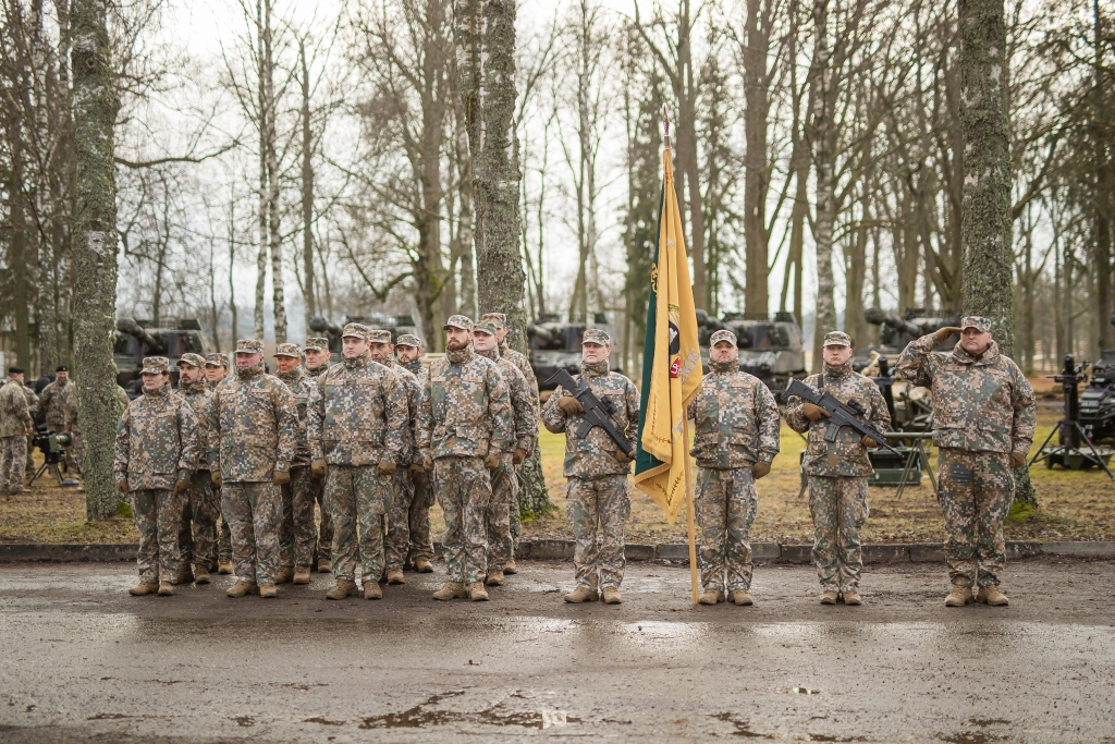 Valmierā vakar notika svinīgais pasākums par godu divu profesionālā dienesta rotu veidošanai Zemessardzes 2. Vidzemes brigādē. Viena no rotām tiks izvietota Stāmerienā un būs Zemessardzes 25. kājnieku bataljona sastāvā. Aizsardzības ministrs Artis Pabriks uzsvēra šīs dienas nozīmīgumu visai Latvijai: “Dibinot divas profesionālās vienības Valmierā un Gulbenē, kas kopā ir 250 cilvēku sastāvā, Vidzeme paliek spēcīgāka un drošāka. Mēs uzsākam rekrutēšanas procesu, kas nozīmē Valmierai un Gulbenei lielāku attīstību, papildu darba vietas un arī lielāku drošību.”	
Autors: Aizsardzības ministrija