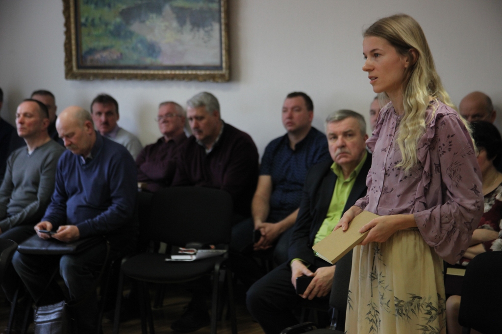 Velēnas evaņģēliski luteriskās baznīcas draudzes priekšniece Laila Uiska Gulbenes novada domes finanšu komitejā uzsvēra, ka ir jādomā, kā mēs visi varam kopā apvienot spēkus, lai varētu saglabāt šo arhitektūras pieminekli. 	
Autors: Gatis Bogdanovs