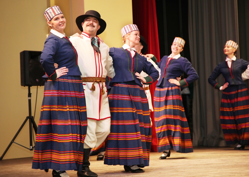 Šie ir tie tērpi! Gulbenes kultūras centra deju kopa “Ratiņš” savulaik piekrita biedrības veidošanai ar tādu pašu nosaukumu, lai iegūtu finansējumu tērpu šūšanai. Tagad notiek strīds par tērpu piederību. 
Autors: no “Dzirksteles” arhīva  