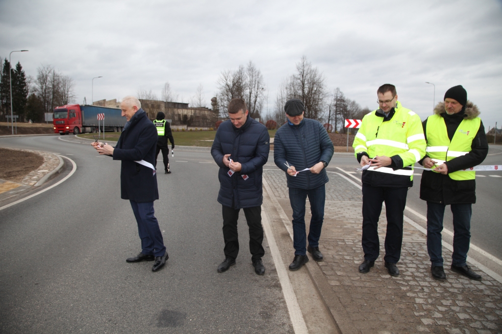 Rotācijas apļa atklāšanā notika arī svinīga lentes griešana. 
Autors: Gatis Bogdanovs