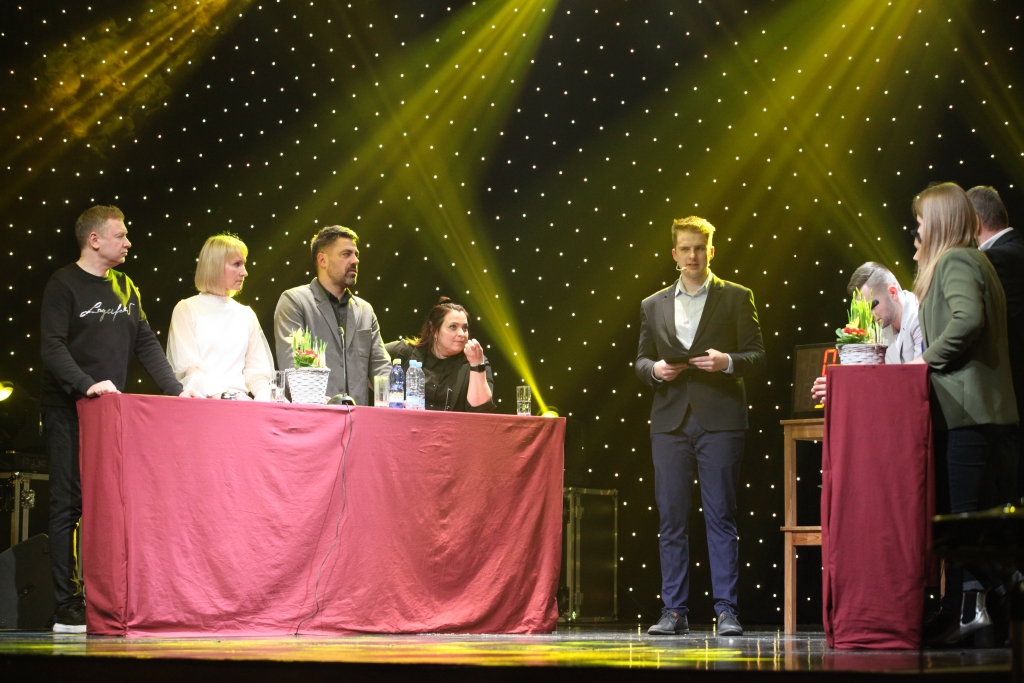 Dalībniekiem bija jāatbild uz dažādiem jautājumiem, kas saistīti ar Gulbenes novadu un ne tikai. Spēli vadīja jauniešu centra “Bāze” vadītājs Renārs Biezais. 		
Autors: Gatis Bogdanovs