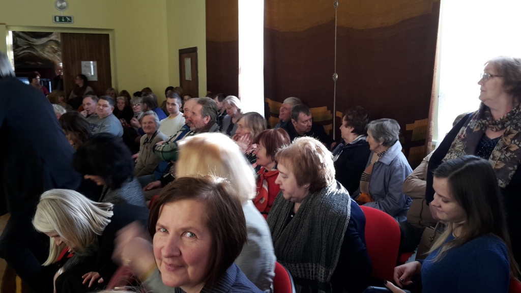 Vietējiem nav vienaldzīgs sava kultūras nama liktenis. Par to liecināja pilnā Druvienas kultūras nama zāle. Uz tikšanos ar druvēniešiem bija ieradušies arī Nacionālās kultūras mantojuma pārvaldes vairāki darbinieki. 
Autors: Inita Savicka