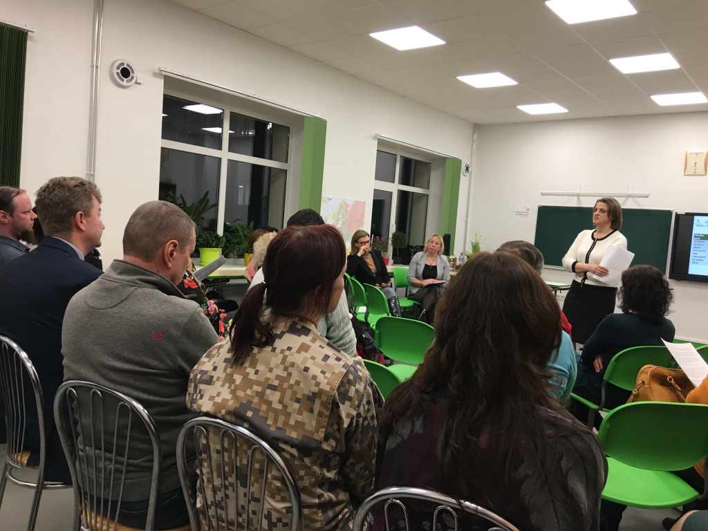 Jutīgs jautājums - iespējamā pedagogu kolektīvu sapludināšana, ja Gulbenē divu skolu vietā patiešām tiks veidota tikai viena. Nav noslēpums, ka līdz šim skolēni, nonākot konfliktā ar vienas skolas pedagogiem, pārgāja mācīties uz otru skolu. Ja novadā būs tikai viena vidusskola, vairs šādas iespējas nebūs. Edīte Kanaviņa pauda pārliecību, ka visi konflikti ir atrisināmi. 	
Autors: Diāna Odumiņa