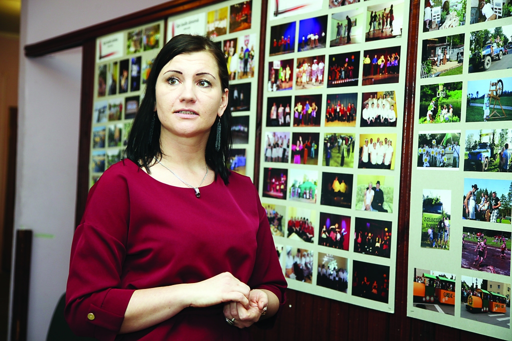 “Kultūra ir iespēja cilvēkam sevi pilnveidot, gūt pieredzi dažādās jomās, mācīties ko jaunu, redzēt ārpus savas ikdienas. Ja tev jāatnāk uz kultūras pasākumu, tu piedomā, kā izskatīsies, kādas būs tavas uzvedības normas - tas ir tas, ko no mazām dienām var bērnam mācīt, un tas arī beigās izveido cilvēku,” tā uz savu darbu lūkojas Kristīne Bekmane. 	
Autors: Gatis Bogdanovs