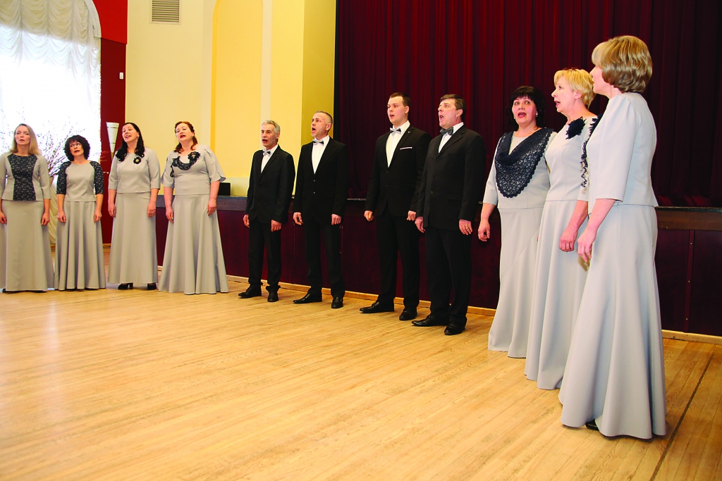 Lejasciema jauktais vokālais ansamblis “Akcents” novada vokālo ansambļu skatē sestdien ieguva 1.pakāpi ar visaugstāko punktu skaitu – 41,91. “Izpildījām divas latviešu tautas dziesmas: “Šķērsu dienu saule teka” un “Tumša nakte, zaļa zāle”. Mūs ļoti uzrunāja šīs dziesmas, tām bija jaunās komponistes Madaras Kalniņas no Smiltenes puses apdare. Mums ir svarīgs interesants repertuārs. Mums ļoti patīk tas, ko mēs darām!” gandarīta par panākumiem ir ansambļa vadītāja Ineta Maltavniece. Ansamblim “Akcents” šī jau ir piecpadsmitā sezona. 	
Autors: Gatis Bogdanovs