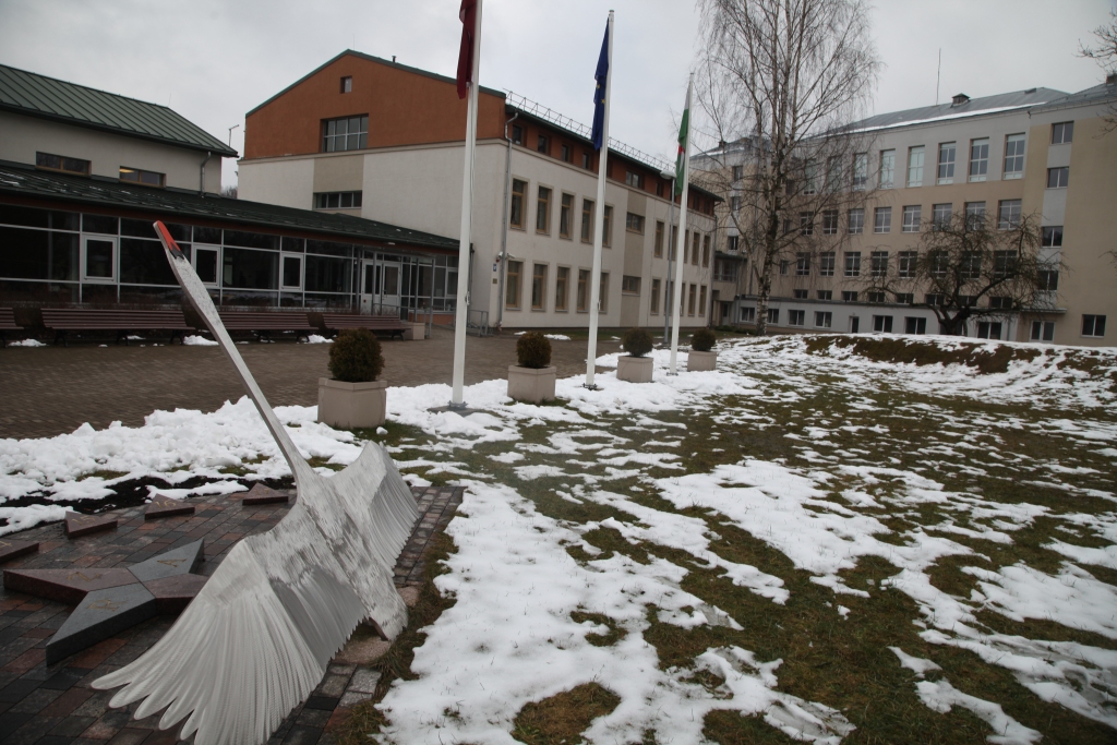 Izbrīns un stress ir gan vecākiem, gan pedagogiem. Iespējams, jau rudenī Gulbenē būs tikai viena skola. Tādā gadījumā tagadējā novada valsts ģimnāzijas korpusā būs novirzīti 1. līdz 3.klašu skolēni, starpbūvē un vēsturiskajā komercskolas ēkā – 9. līdz 12.klašu skolēni. Savukārt 4. līdz 8.klašu skolēni tādā gadījumā mācīsies puskilometru tālāk - tagadējās Gulbenes 2.vidusskolas ēkās.  
Autors: Gatis Bogdanovs