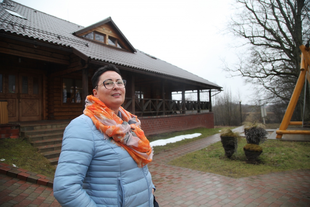 Uzņēmēja Iveta Ilva izstaro milzu enerģiju un apbrīnojamu sievišķību. Pati gan viņa jūt, ka tikai nesen no alvas zaldātiņa mundierī, kas vadījis uzņēmumu, top par sievieti, kas apzinās arī sevi. Viņas un uzticamās komandas lolojums “Kantes krogs” sagaida apmeklētājus gan svētkos, gan parastās darbdienās. Rīdzinieki kroga virtuvi esot novērtējuši kā ekskluzīvu. Nupat arī saņemta Gulbenes novada balva “Gada pakalpojuma sniedzējs 2019”.
Autors: Gatis Bogdanovs