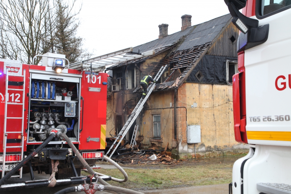 Skumja māja, kura gadiem ilgi nav remontēta un kuras apkārtne līdzinās atkritumu izgāztuvei, tagad ir arī degusi. Cik vēl ilgi tā stāvēs kā rēgs Gulbenes centrā? 	
Autors: Gatis Bogdanovs