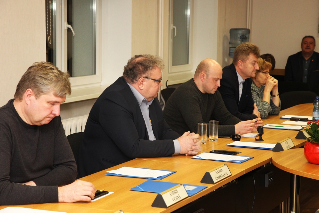 Funkciju auditu, visticamāk, vajag, bet finanšu auditu pašvaldībā jau faktiski veic zvērināts revidents. Vietējā deputāta Intara Liepiņa (trešais no kreisās) viedoklis izraisīja šādu domu apmaiņu starp kolēģiem. Andris Vējiņš (no kreisās) pauda, ka daļēji var piekrist I.Liepiņam. Pašvaldības juristiem vajadzējis palīdzēt deputātam noformulēt viņa viedokli - par I.Liepiņu teica A.Vējiņš. 	
Autors: no “Dzirksteles”arhīva