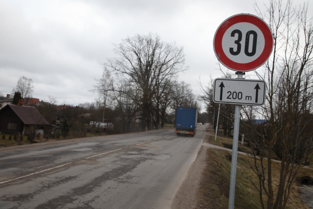 Kritisks stāvoklis. Brīvības ielas pagaidām vēl nerekonstruētais posms Gulbenē apgrūtina dzīvi autovadītājiem. Tomēr tā ir realitāte, no kuras, visticamāk, tuvākajā laikā atbrīvoties nebūs iespējams. 
Autors: Gatis Bogdanovs