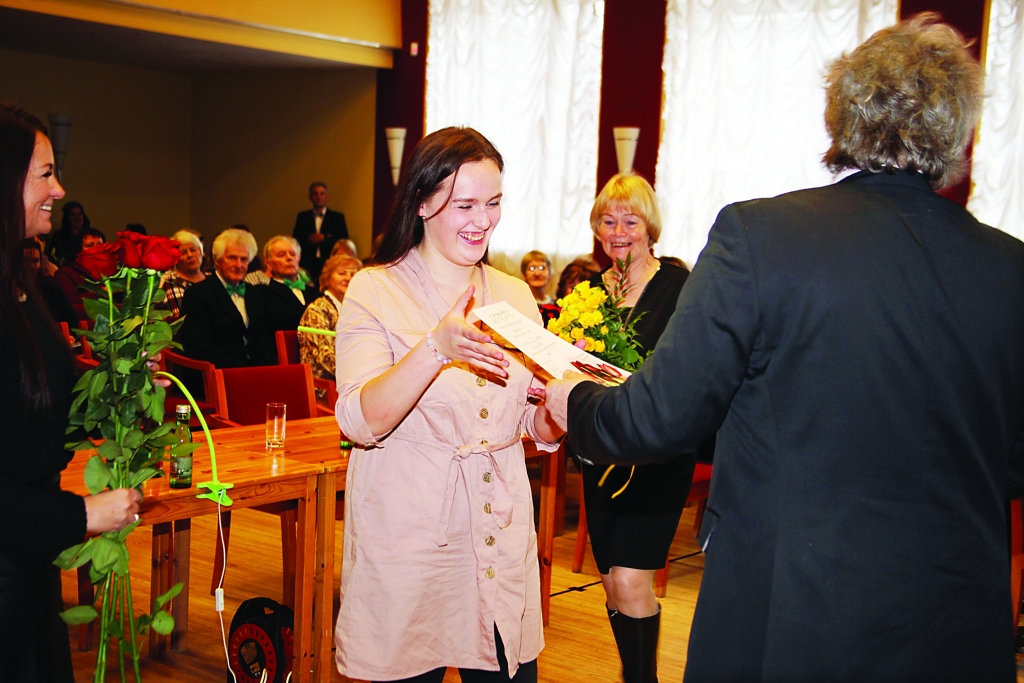 Gulbenes novada vokālo ansambļu skatē Zigrīdu Imantu Kručenu sveica par paveikto darbu, sagatavojot dziedātājus.	
Autors: Gatis Bogdanovs