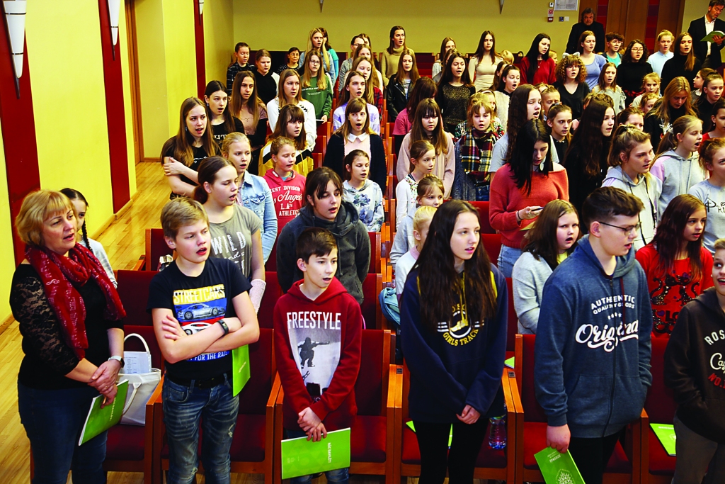 “Esmu ļoti pateicīga tiem vecākiem, kuru bērni nāk un dzied. To dziesmu svētku sajūtu var iegūt tikai Mežaparkā!” ar lielām cerībām par novada skolēnu koriem ir mūzikas skolotāja Ligita Plešanova-Jarusova. 
Autors: Gatis Bogdanovs