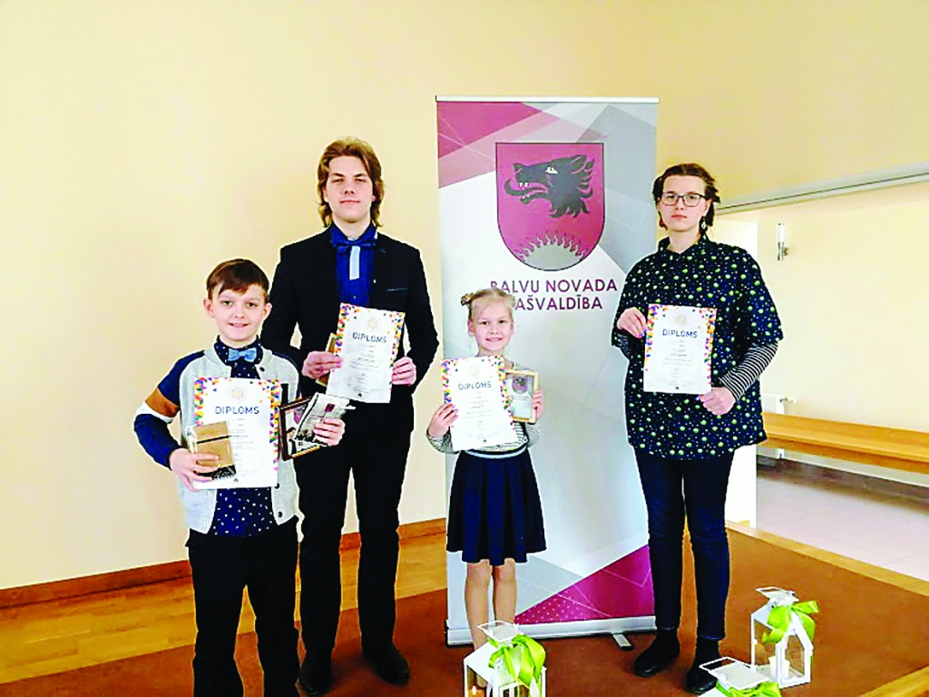 Gandarīti par paveikto skatuves runas konkursa reģionālajā skatē ir Normunds Ērglis un Raivis Rautmanis no Lizuma vidusskolas un 1.pakāpes diploma ieguvējas Zane Salmiņa (Gulbenes novada valsts ģimnāzija) un Justīne Aldersone (Rankas pamatskola). 	
Autors: no personiskā arhīva