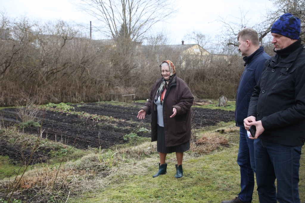 Gulbenieti Albīni Voicišu pēc palīgā sauciena sakarā ar plūdiem piemājas dārziņā Viestura ielā 16 apciemoja pilsētas pārvaldnieks Gints Āboliņš un novada domes priekšsēdētāja vietnieks Andis Caunītis. Notika apmaiņa ar viedokļiem, un visi draudzīgi šķīrās. 	
Autors: Gatis Bogdanovs