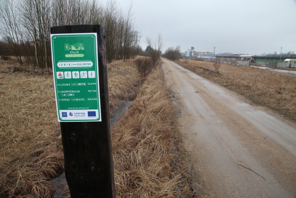 Ar ko atšķiras Gulbenes “zaļais dzelzceļš” Ieriķu virzienā no šā paša ceļa Balvu virzienā? Kaut vai ar to, ka pirmajā gadījumā ir izvietotas tūrisma zīmes, bet otrā pagaidām vēl nav.     
Autors: Gatis Bogdanovs