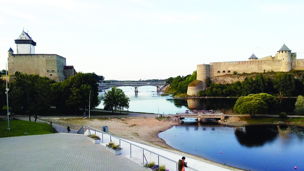 “Piecu kronu” skats. Šī vieta bija attēlota uz Igaunijas piecu kronu naudaszīmes. Paveras skats uz Narvas un Ivangorodas cietokšņiem. Tālumā redzams Draudzības tilts, kas savieno ar Krieviju.
Autors: Pārsla Konrāde