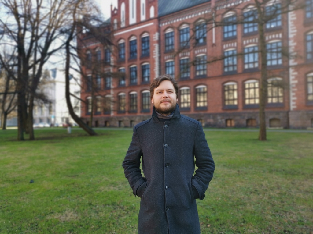 “Klasisko mūziku var klausīties arī publika, kas nav tērpusies vakarkleitās un smokingos. Svarīgi ir neuztaisīt šo stikla sienu starp publiku un tevi. Klausītājs ir tikpat līdzvērtīgs kā tu,” uzskata daudzsološais pianists Rihards Plešanovs.	
Autors: Viktorija Slavinska-Kostigova