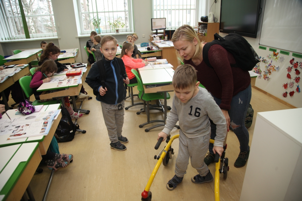 Jana Praškeviča ir pirmklasnieku dvīņu Toma un Edžus mamma. Edžus tikai nesen sācis staigāt ar palīgierīci. Šobrīd brāļi mācās Gulbenes 2.vidusskolā. 
Autors: Gatis Bogdanovs