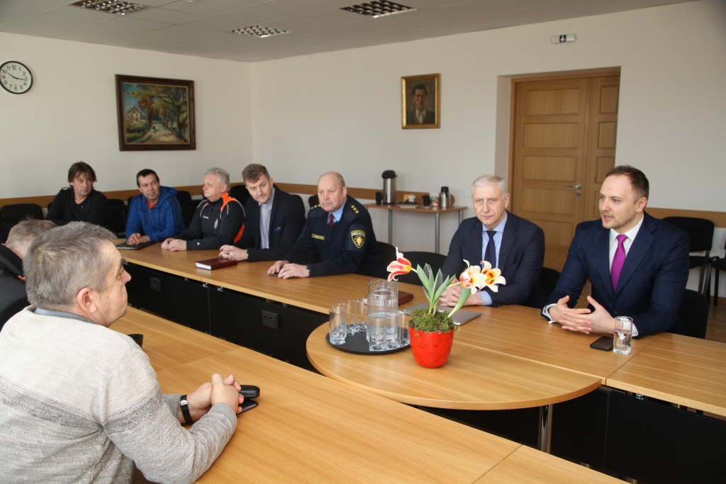 Saruna šaurā lokā. Iekšlietu ministrs Sandis Ģirģens (no labās) Gulbenē, tiekoties ar politiķiem un interesentiem, galvenokārt runāja pats. Vietējie klausījās. Jautājumus uzdeva tikai daži - Normunds Audzišs, Andis Caunītis, Vijārs Griķis, Andris Vējiņš, Māris Capurnieks-Kaļva un “Dzirkstele”. 
Autors: Gatis Bogdanovs 