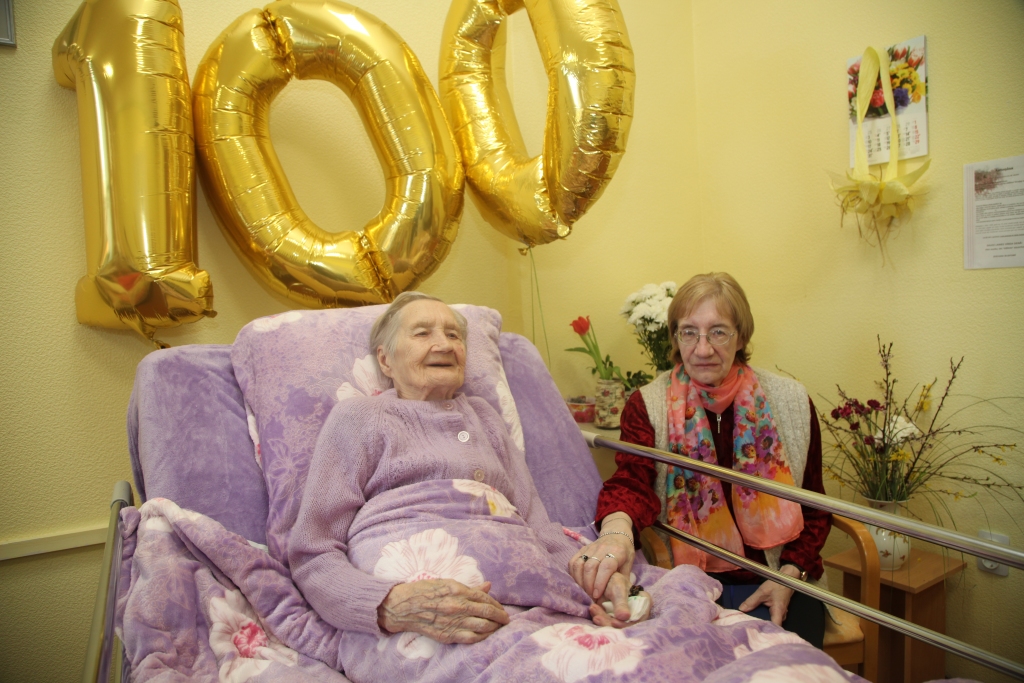 Starp dzimšanas dienas dāvanām īpašs ir mīksts un košs gultas veļas komplekts, par ko prieks Antonijai un viņas meitai Annai. 	
Autors:  Gatis Bogdanovs