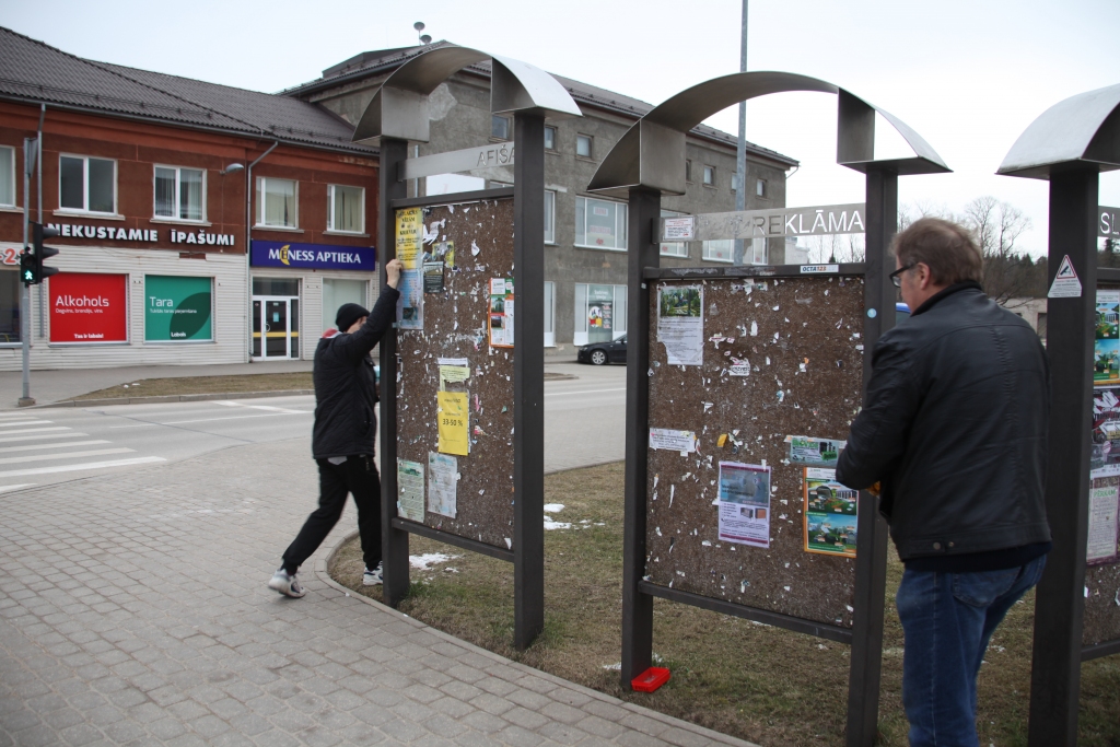 Kas to būtu domājis, ka ikdienas dzīve pilnīgi izmainīsies: iestādes tiek slēgtas, iedzīvotājus aicina palikt mājās un ar savu problēmu vērsties tikai pa telefonu vai e-pastā, afišu stabam noplēš afišas. Pagaidām nav informācijas, ka ir saslimušie Gulbenes novadā, taču gan valdība, gan pašvaldība aicina - tikai ar piesardzību varēs savaldīt bīstamo vīrusu “Covid-19”. 
Autors: Gatis Bogdanovs