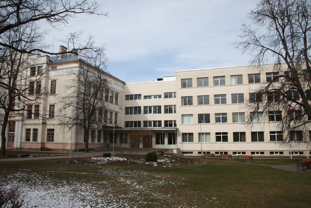 Ne tajā piemērotākajā brīdī. Gulbenes novada domes 26.marta sēde notiks šaurākā lokā, jo karantīnas situācija diktē savus noteikumus. Varbūt vidusskolu optimizācijas jautājuma izlemšanu vajadzēja pārcelt uz vēlāku laiku?Kā būt, to lems deputāti.   
Autors: Gatis Bogdanovs